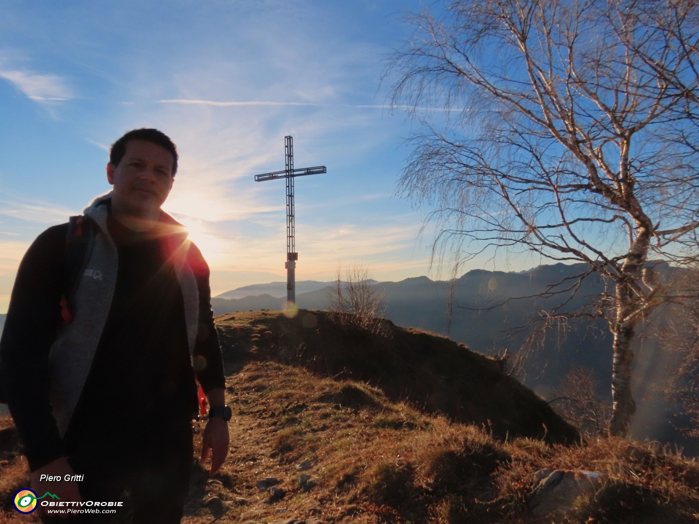 48 In controsole alla croce di vetta del Monte GIoco (1366 m).JPG